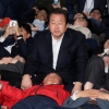 [서울포토] 누워있는 동료 의원들 사이 ‘우뚝’ 앉은 김무성 의원