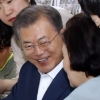 [포토] 치매 어르신들과 함께 종이접기하는 문 대통령과 김정숙 여사