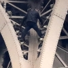 프랑스 파리서 한 괴한 맨손으로 에펠탑 오르려다 6시간 만에 검거