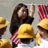 일본, 트럼프 대통령 행사에 ‘어린이 깃발부대’ 무리한 동원 논란