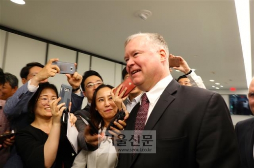 스티븐 비건 미국 국무부 대북정책특별대표가 4일(현지시간) 워싱턴DC 한미경제연구소(KEI)에 열린 콘퍼런스 강연을 위해 행사장으로 들어가고 있다.