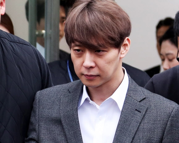 “연예인이었다” 박유천, 법정서 반성문 읽으며 눈물