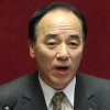 김충환 전 한나라당 의원, 교회 세습 반대 현수막에 낫 휘둘러