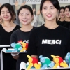 [포토] 광주수영대회 예행연습하는 시상요원들의 밝은 미소