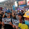 “경찰 곤봉 낚아챘다” 홍콩 경찰, 공항 점거 시위대 5명 체포