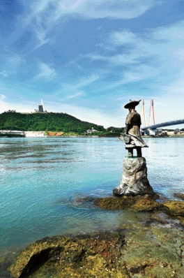 울돌목을 지키고 선 이순신 장군 동상. 진도 강강술래가 이곳에서 태동했다.