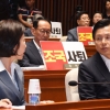 추석상에 올리려는 한국당…이달에 털고 가려는 민주당…침묵하는 ‘데스노트’ 정의당
