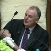 뉴질랜드 국회의장 국회서 동료 의원 아기에 젖병 물려 “VIP가 왔다”