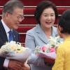 [서울포토] 미얀마 도착, 환영 꽃다발 받는 문 대통령 내외