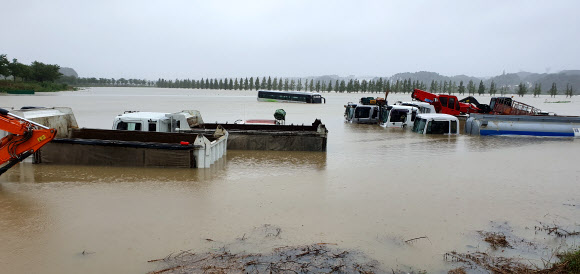 물바다 된 강릉…대형차량도 물에 잠겨