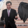[포토] 이낙연 총리, 강풍에 망가진 우산 들고