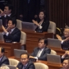 문대통령 “공수처법 통과” 요청에 한국당, 양팔로 ‘X’ 거부