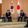 아베 “한국, 약속 지켜라” 냉랭…日언론 “의례적인 평행선 만남”