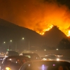LA 부촌으로 번진 산불에 대피 행렬… “지금까지 30조원 피해”