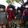 [서울포토] 지진·화재 대피훈련하는 유치원생들