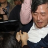[포토] ‘독도 헬기 추락’ 실종자 가족 거친 항의 받는 양승동 KBS 사장