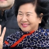 [포토] 지지자들에게 손인사 하는 손혜원 의원