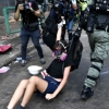 ‘시위대 최후 보루’ 홍콩 이공대 뚫려… 법원은 “복면금지법 위헌”
