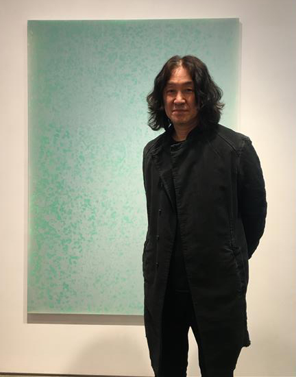 한국 단색화 대표 작가 김택상 교수가 개인전이 열리고 있는 서울 창성동 리안갤러리에서 작품을 설명하고 있다. 리안갤러리 제공