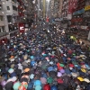 우산과 촛불… 비폭력은 폭력보다 강하다