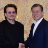 U2 보노 만난 문 대통령 “한국 국민, 평화·통일 열망 강해져”