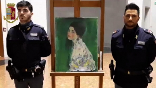 22년 전 도둑맞은 클림트의 ‘여인의 초상’… 갤러리 외벽에서 찾았다  이탈리아 경찰이 11일(현지시간) 1997년 2월 피아첸차의 리치 오디 갤러리에서 도난당했다가 되찾은 구스타프 클림트의 유화 ‘여인의 초상’을 공개하고 있다. 클림트가 1917년 그린 젊은 여인의 초상화로, 가격은 6000만 유로(약 793억원)를 호가하는 것으로 알려졌다. 도난 당시 침입 흔적도 없어 미궁에 빠졌던 사건이지만 최근 해당 갤러리 건물에서 담쟁이덩굴을 제거하던 인부가 외벽의 숨은 공간(오른쪽 사진)을 찾아냈고 그 안에서 쓰레기봉투에 담겨 있는 명화를 발견했다. 22년여 만에 찾은 그림이지만 큰 손상은 없다고 외신들은 전했다. 피아첸차 AP 연합뉴스