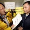 세월호 유족 항의받는 김기수 특조위원