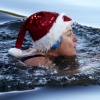 [포토] 메리 ‘아이스’마스~ 얼음물 속에서 즐기는 사람들