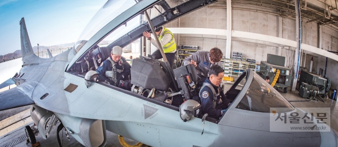 테스트 파일럿이 FA-50 시험비행 중 기체를 점검하고 있다. FA-50 개발로 우리나라는 자체적으로 초음속 전투기를 생산·수출할 수 있는 항공 선진국에 도달했다. 한국항공우주산업(KAI) 제공