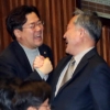 [포토] ‘공수처법 통과‘ 기뻐하는 표창원-박찬대 의원