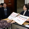 靑앞 몰려간 한국당 “검찰 학살 칼춤”…秋탄핵안도 제출