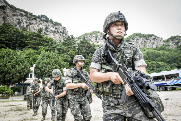 우리 장병들은 올해부터 방호능력을 대폭 개선한 신형 헬멧을 보급받을 것으로 예상된다. 사진은 울릉도 전개훈련에 참가한 해병대원들이 울릉도 해안에 상륙해 수색정찰을 하고 있는 모습. 해병대 제공