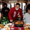 [포토] 낙원동 음식점서 시민들과 인사하는 황교안