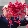 [포토] ‘장미꽃잎 흩날리며’ 간디에 경의 표하는 트럼프 대통령