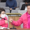 [서울포토] 주먹인사하는 통합당 민경욱 의원과 임이자 의원