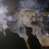 ‘미국의 심장’ 뒤덮은 최루탄…분노한 시위대, 백악관 집결