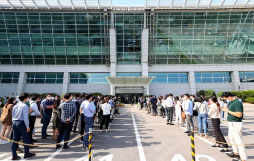 청와대, 인천공항 정규직 전환 논란에 “취준생과 무관”