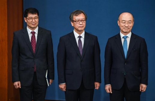 靑 “인천공항 정규직화, 청년 일자리 뺏는 것 아닌 기존 비정규직 전환”