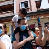 축제 분위기 속에 끌어내려진 청두 미 영사관 성조기