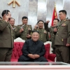 “이례적 모습” 김정은 둘러싼 총 든 北군 간부들