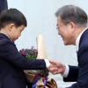 ‘평화·헌신·믿음’ 꽃말에 담긴 임명 의미…문 대통령, 박지원 손자와 눈맞춤