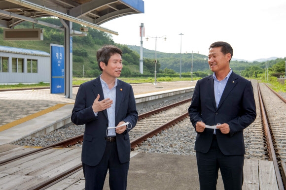 최북단 기차역 찾은 이인영 “금강산 관광 재개 방법, 적극적으로 찾을 것”