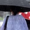 [포토] 우산 아래서도 피할 수 없는 폭우