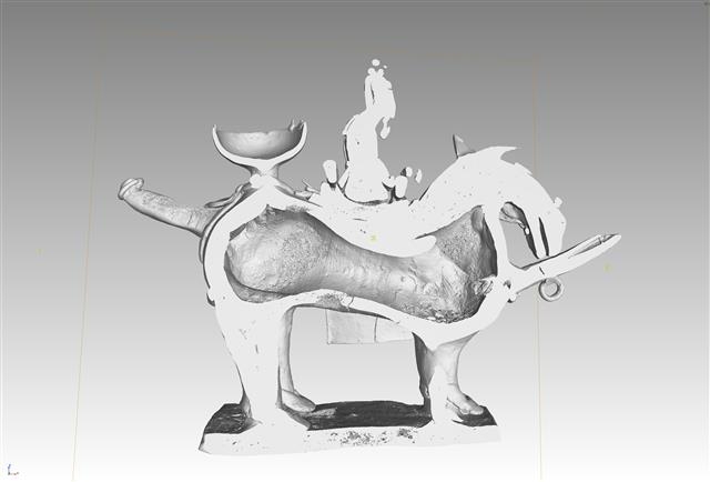 말을 탄 신라인을 표현한 장식용 조각상처럼 보이는 국보 제91호 기마인물형토기의 컴퓨터단층촬영(CT)을 활용한 3차원 입체영상. 국립중앙박물관 제공