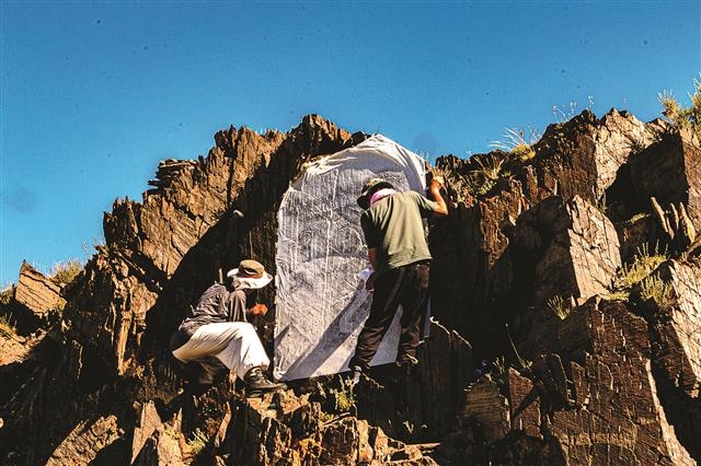 일감 스님이 중앙아시아의 험한 고산지대를 찾아 암각화를 직접 탁본하는 모습. 불광출판사 제공
