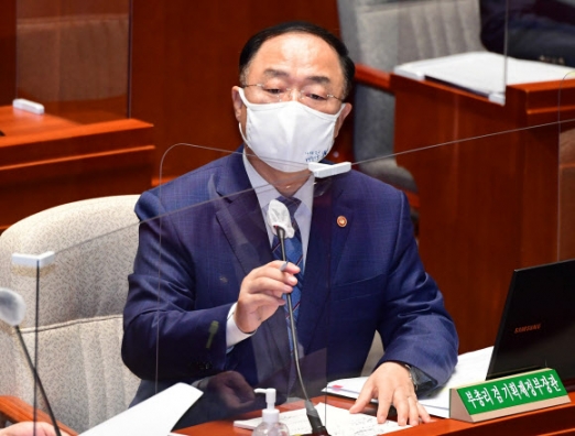 홍남기 “전국민 독감 접종, 정부 수용 어려워”…업계도 “백신 생산 끝나”(종합)