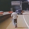 [따뜻한 세상] 고속도로서 트럭 화재 진압한 운전자