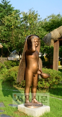 수원 화장실문화공원의 오줌싸개 아이 동상.