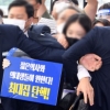 [서울포토] ‘최대집 탄핵’ 피켓 시위 의사들 충돌