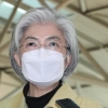 “마스크 많이 가져간다” 외교장관 남편, ‘여행 자제’ 권고에도 출국(종합)